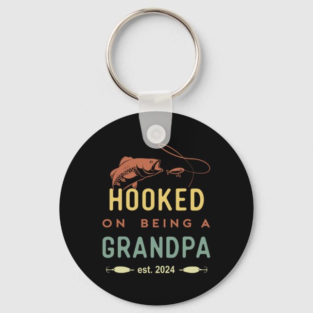 Hooking on Is a Grandpa Est 2024 First Gran Nyckelring (Framsida)