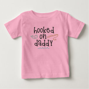 Hooking på pappa Baby T-Shirt