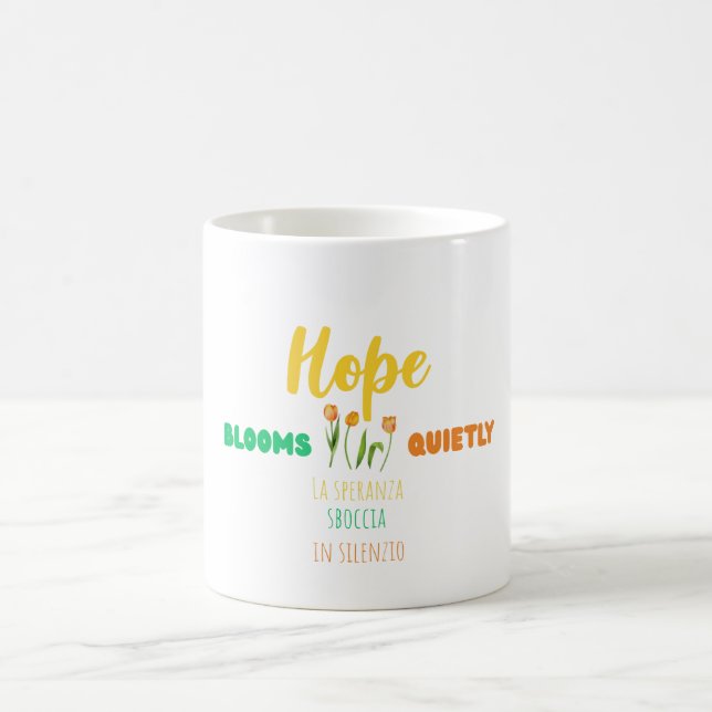 Hope Blooms Quietly – Bilingual Motivational  Kaffemugg (Center)