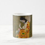 Hope II av Gustav Klimt, Vintage Art nouveau Kaffemugg<br><div class="desc">Hope II (1907/08) of Gustav Klimt är en vintage Victorian Era Symbolism bra art-målning som föreställer en gravid dam som tittar ner över sin stora buk mot ett mänskligt skalle. Det finns tre kvinnor nära hennes fötter som är vävda i hennes bergarts hårda mönster. Kvinnan har exponerat bröst och får...</div>