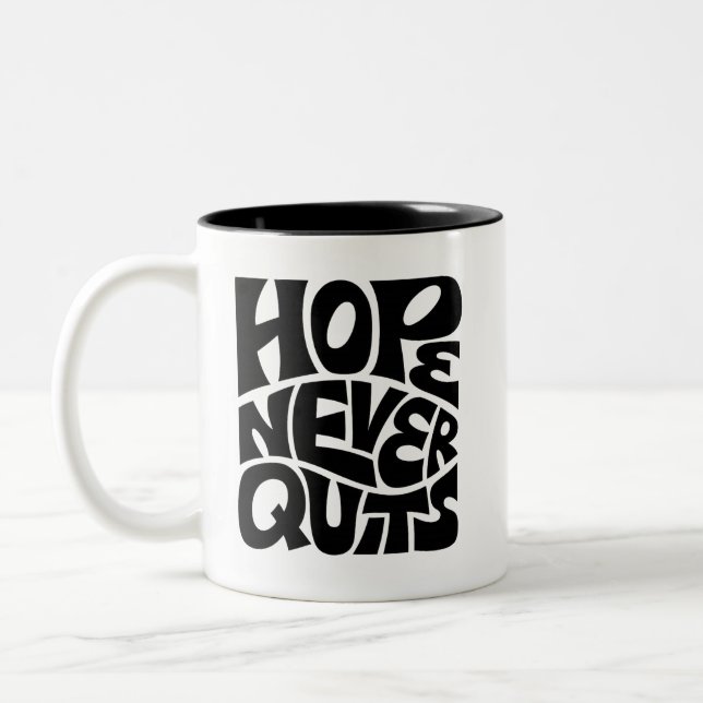 Hope Never Quits Inspirational Typography Design Två-Tonad Mugg (Vänster)