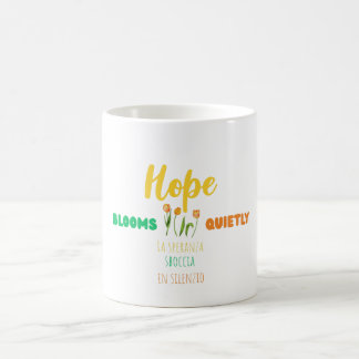 Hopp blommar tyst – Bilingual motivationsdesign Kaffemugg