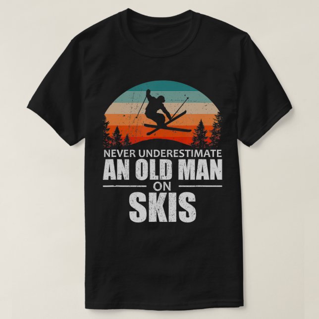 Hoppa aldrig underskatta en gammal man på skis t shirt (Design framsida)
