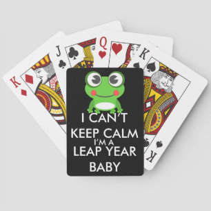 Hoppa årsskottdagbabyen som leker kort kortlek