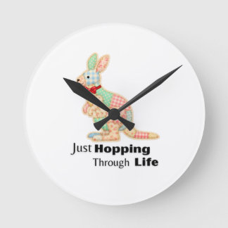 Hoppar bara genom livet kängurudesign rund klocka