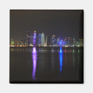 Horisont av Doha, Qatar på nattmagneten Magnet