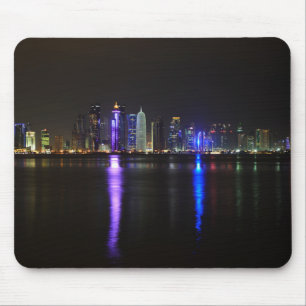 Horisont av Doha, Qatar på nattmousepad Musmatta