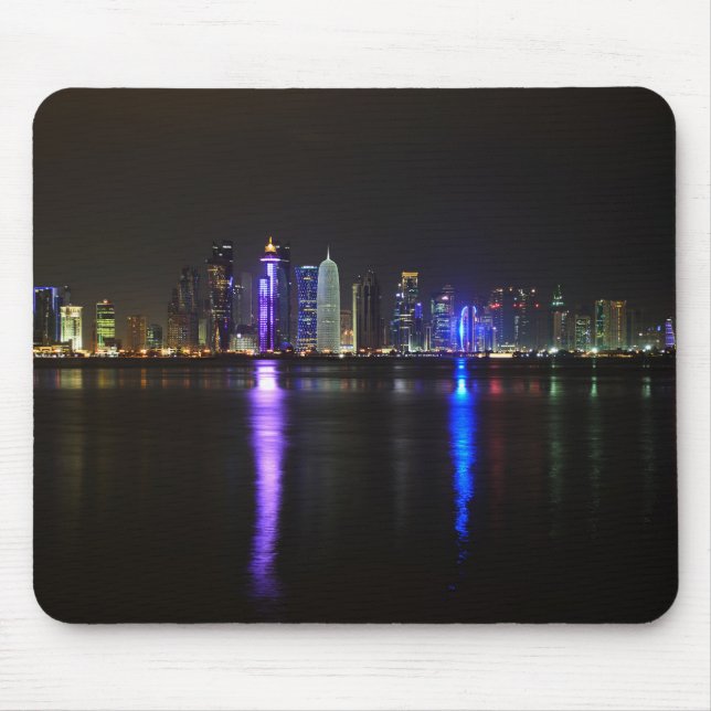 Horisont av Doha, Qatar på nattmousepad Musmatta (Framsidan)