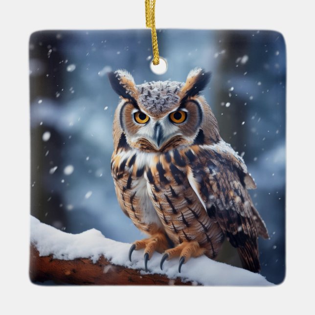 Hornad uggla i snötäckt skog julgransprydnad keramik (Framsida)