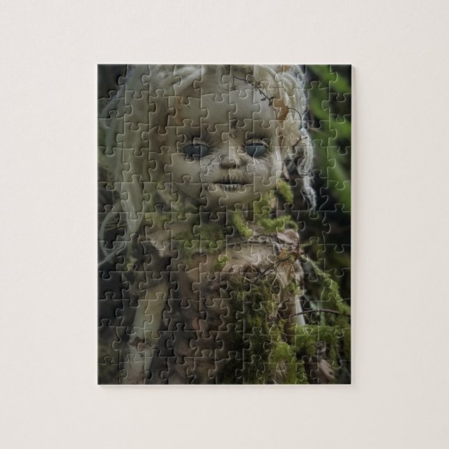 Horror Creepy Doll i skogen Pussel (Vertikal)