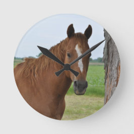 Horse by Träd Rund Klocka