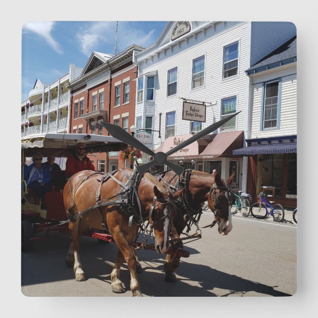 Horse & Carriage on Mackinac Island, Michigan Fyrkantig Klocka (Framsida)