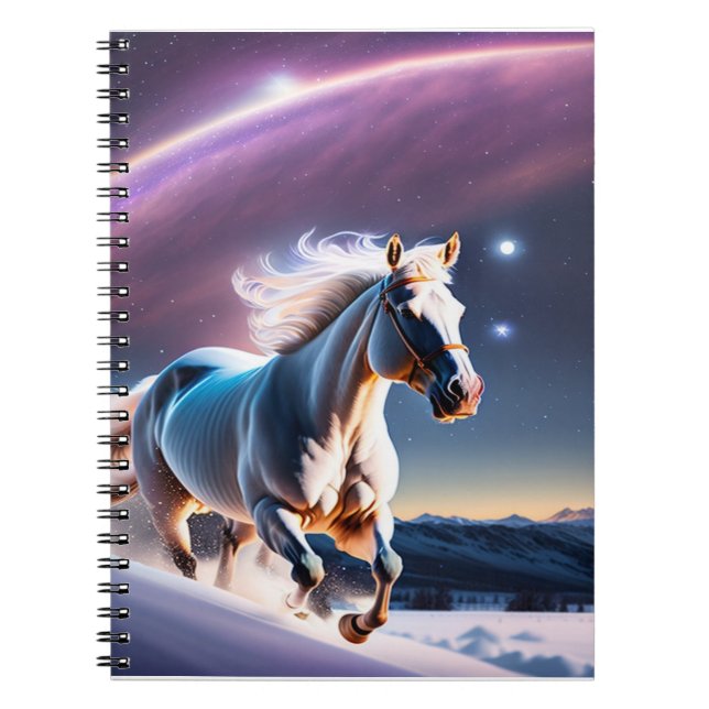 Horse Galloping in Snowy Fält under Starry Himlar Anteckningsbok (Framsidan)