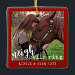 Horse Neigh Klockor Ring Personlig Photo Julgransprydnad Keramik<br><div class="desc">Personlig Photo Julgran Ornament-mall med en foto av din hushäst med söt och rolig "Neigh Klockor Ring"-ordalydelse och deras namn och år i en fin,  rustik röd typografi.</div>