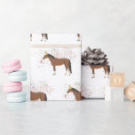 Horse Partying Boskap med Party Presentpapper<br><div class="desc">En söt illustration av en hästpartying och roligt! Hästen med en party-hatt och party-horn med konfetti regnar ner. Låt firande börja! Perfekt för alla som kärlek lustiga djurillustrationer och boskap etc. Perfekt för en födelsedagspresent,  daghemsdekoration,  barnrumskonst,  hemdekaler,  Julklapp eller gåva till något annat specialtillfälle.</div>