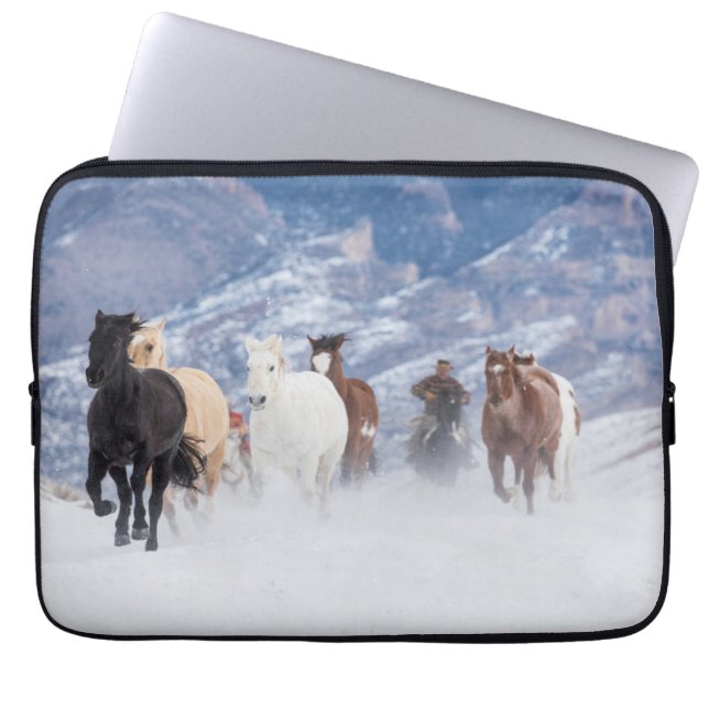 Horse Running Through the Snow Laptop Fodral (Framsidan)