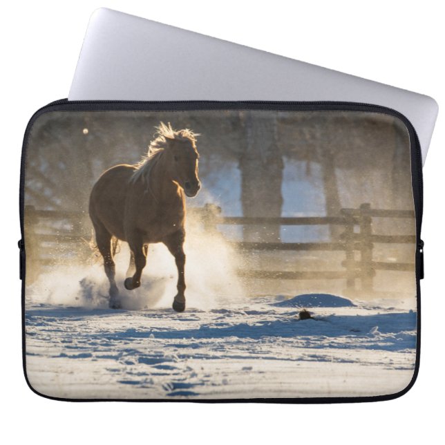 Horse Running Through the Snow Laptop Fodral (Framsidan)