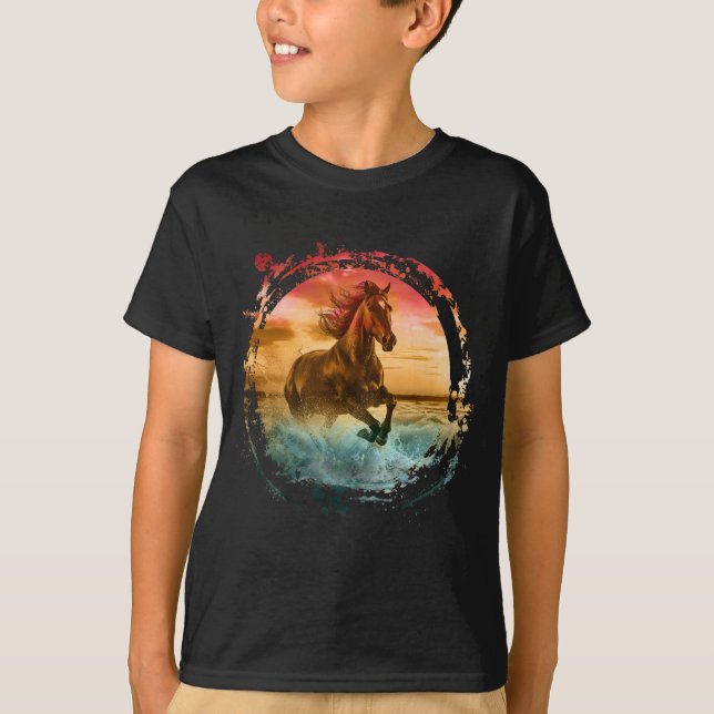 HORSE SOM KÖRS I SEASHORE-SJÖLANDSKAPET T SHIRT (Framsida)