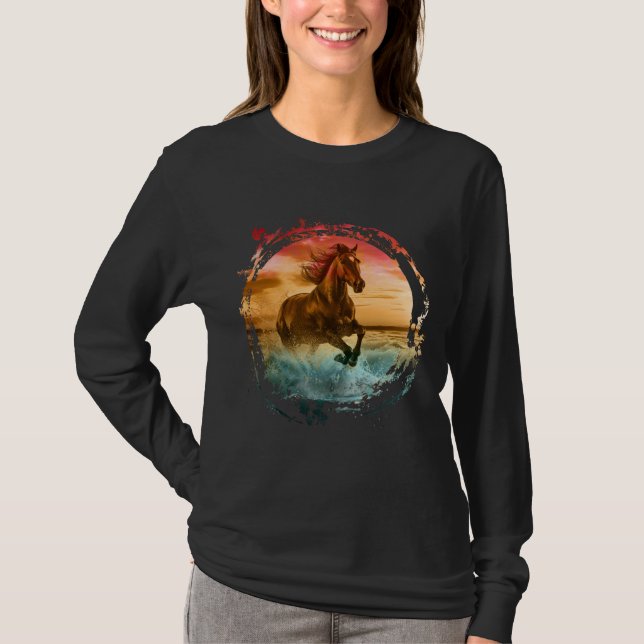 HORSE SOM KÖRS I SEASHORE-SJÖLANDSKAPET T SHIRT (Framsida)