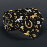 Horse Tävla Derby Day Party Black Guld Mönster Slips<br><div class="desc">Fira din favorithäst tävla derby med detta vackra mönster. Den upprepade utformningen görs i skuggor av guld,  silver och brons på svart med lätt marmor. Ornatet mönster omfattar hästar,  troféer,  hästskor och ro. Kontakta FancyCelebration för ändringar. Se matchande party-leveranser och mer här: https://www.zazzle.com/collections/horse_racing_derby_day_party_collection-119108502832802144</div>