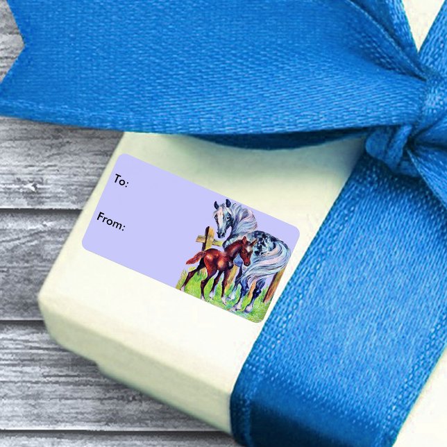 Horses Mamma Baby Gift Märkres Adressetikett (Mother horse with brown baby colt in grass by fence on periwinkle blue gift tag labels.)