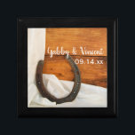 Horseshoe och Satin Land Westerna Barn Bröllop Smyckeskrin<br><div class="desc">Anpassa avslappnaden ännu till ceremonin Horseshoe och Satin Land Barn Bröllop Gift Box med bridens, brudgummens och giftermål-ceremonins personliga namn för att skapa en keepsaksgåva till bruden eller hennes brudgummar och brudens sida. Den här anpassningsbarna av rustik chic för hästkött med en nuptial trinket är ett höggradigt foto av en...</div>