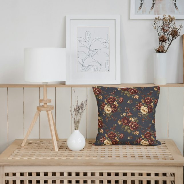 Höst Blommigtar i Deep Burgundy och Warm Cream Kudde (Classic farmhouse look with warm, inviting fall floral accents.)