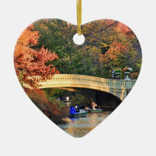 Höst i Central Park: Båtfarare vid Bow Bridge #01 Julgransprydnad Keramik (Framsidan)
