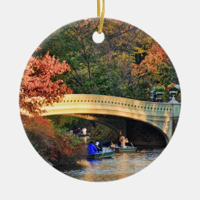 Höst i Central Park: Båtfarare vid Bow Bridge #01 Julgransprydnad Keramik (Framsidan)