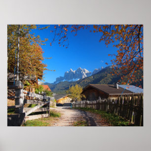 Höst i en by i Dolomiterna i Italien Poster