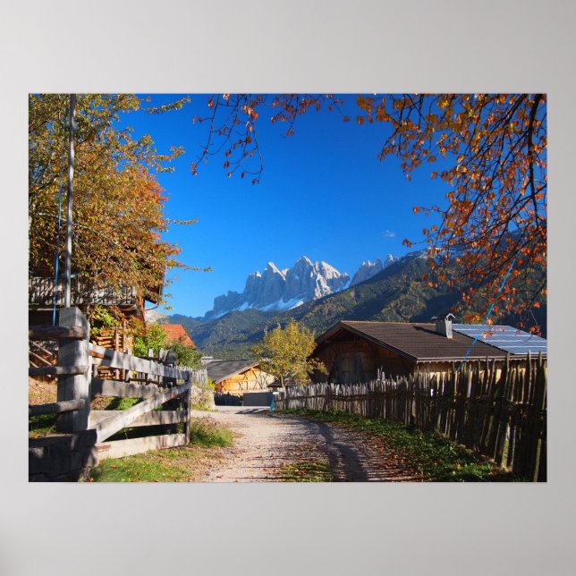 Höst i en by i Dolomiterna i Italien Poster (Framsidan)