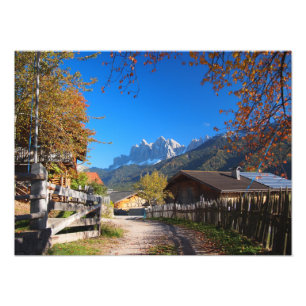 Höst i en by i dolomitesna i italien fototryck