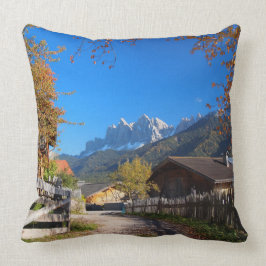 Höst i en by i dolomitesna i italien kudde
