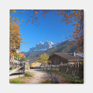 Höst i en by i dolomitesna i italien magnet