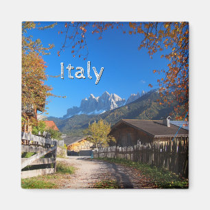 Höst i en by i dolomitesna i italien magnet