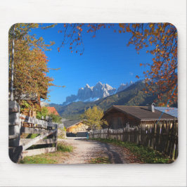 Höst i en by i dolomitesna i italien musmatta