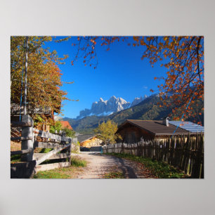 Höst i en by i dolomitesna i italien poster