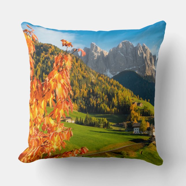 Höst i ett Dolomiterlandskap med kyrka Kudde (Framsida)