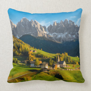 Höst i ett Dolomiterlandskap med kyrka Kudde
