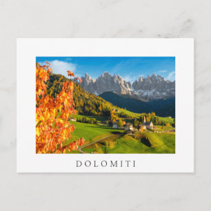 Höst i ett Dolomiterlandskap med kyrka Vykort