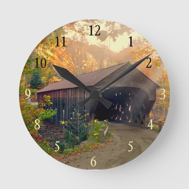 Höst i Vermont Covered Bridge Wall Clock Rund Klocka (Framsida)