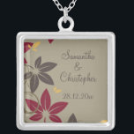 Höst löv Bröllop Silverpläterat Halsband<br><div class="desc">En elegant för ett höstbröllop med löv i färg av gult, rödbrunt och rödbrunt fall med grönt blomning på oliv grönt grund. Färg i texten koordinerar med färg i mörk löv. Fullständigt anpassade för din egen speciella händelse. Detta koordinerar med samlingen Höst löv Bröllop. Om du behöver hjälp med anpassningen...</div>