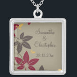 Höst löv Bröllop Silverpläterat Halsband<br><div class="desc">En elegant för ett höstbröllop med löv i färg av gult, rödbrunt och rödbrunt fall med grönt blomning på oliv grönt grund. Färg i texten koordinerar med färg i mörk löv. Fullständigt anpassade för din egen speciella händelse. Detta koordinerar med samlingen Höst löv Bröllop. Om du behöver hjälp med anpassningen...</div>