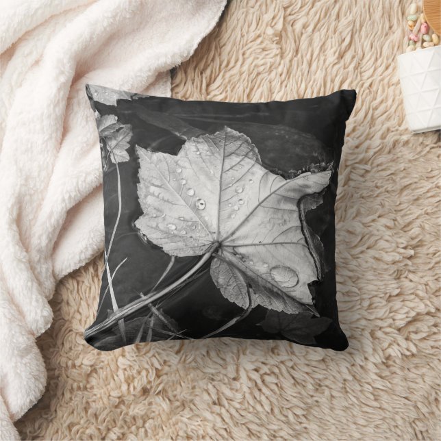 Höst löv i en damm, svart och vit bomull kudde (Filt)