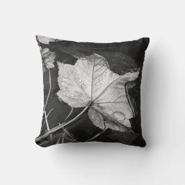 Höst löv i en damm, svart och vit bomull kudde