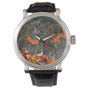 Höst löv i vattenfall I höstfoto Armbandsur