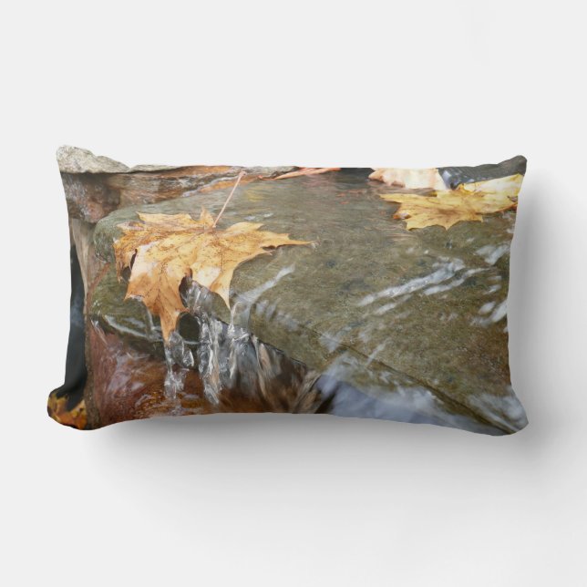 Höst löv i vattenfall II Höstfoto Lumbarkudde (Framsida)