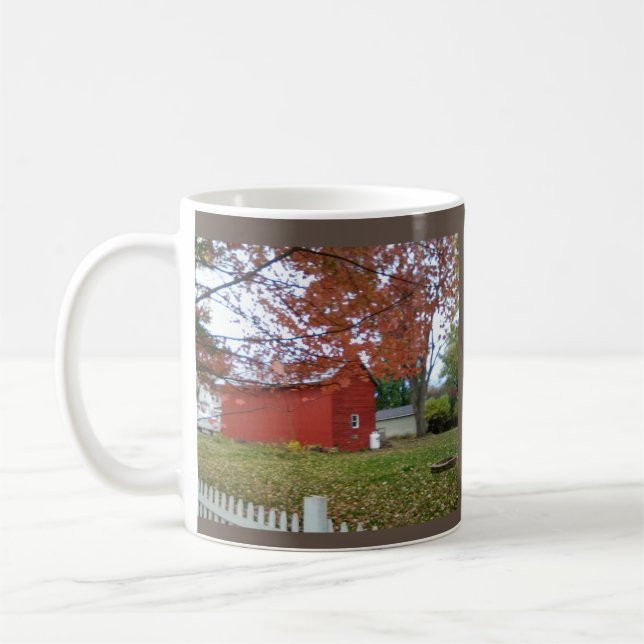 Höst löv och en söt röd ladugård på mugg. kaffemugg (Vänster)