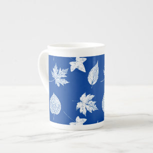 Höst löv - vitt och koboltblått benporslin mugg