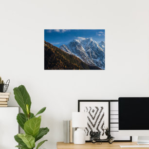 Höst och vinter vid snöiga berg poster
